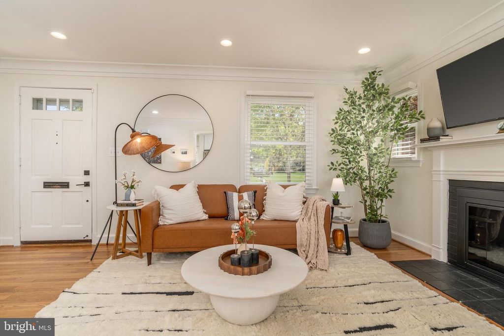 Image 4 of property listing at 1807 AUGUST DR, Silver Spring, MD 20902