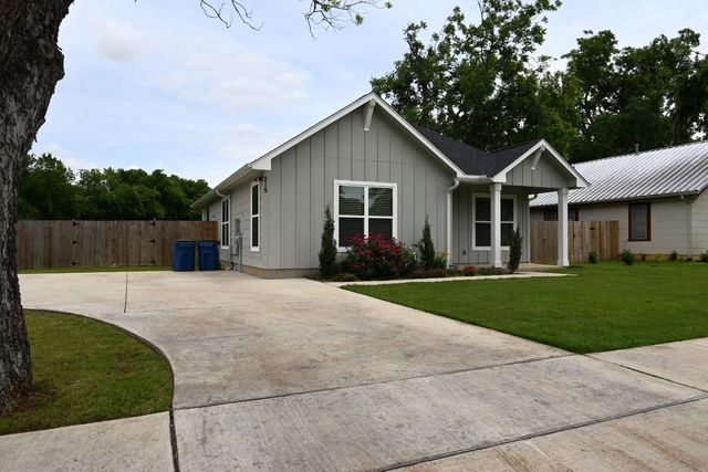 215 E 8th ST, Elgin, TX 78621