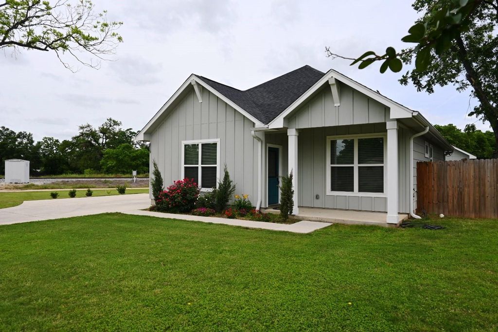 215 E 8th ST, Elgin, TX 78621