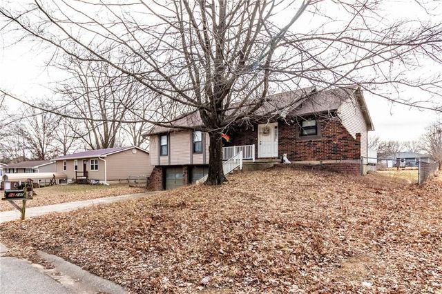 28 SE 240 Road, Warrensburg, MO 64093