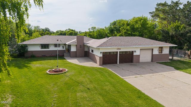 1710 Elmwood Place, Jamestown, ND 58401 property photo