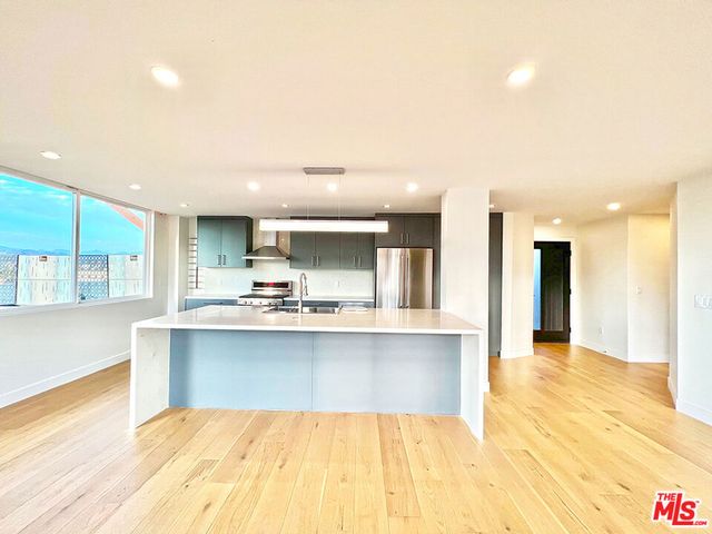 468 S Roxbury Drive Penthouse, Beverly Hills, CA 90212