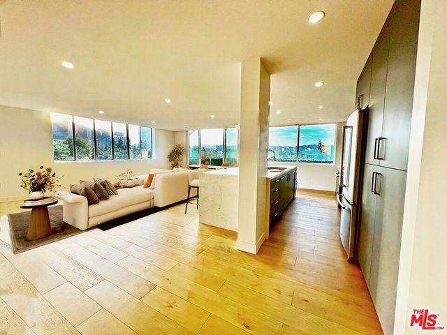 468 S Roxbury Drive Penthouse, Beverly Hills, CA 90212