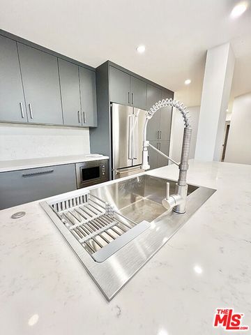 468 S Roxbury Drive Penthouse, Beverly Hills, CA 90212