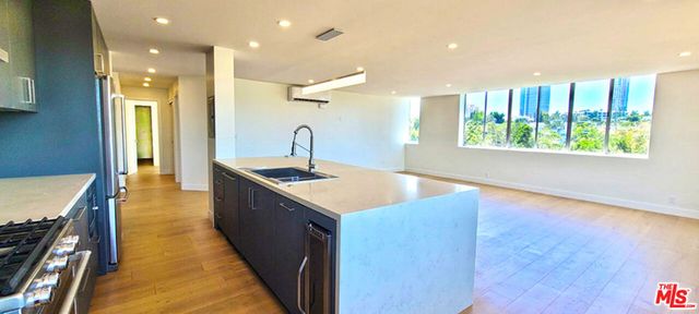 468 S Roxbury Drive Penthouse, Beverly Hills, CA 90212