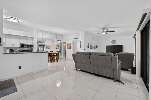 9474 S BELFORT Circle 206, Tamarac, FL 33321