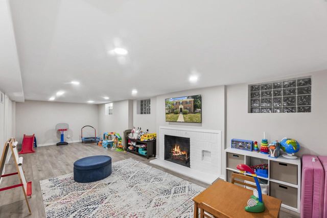 4400 N Wildwood AVENUE, Shorewood, WI 53211