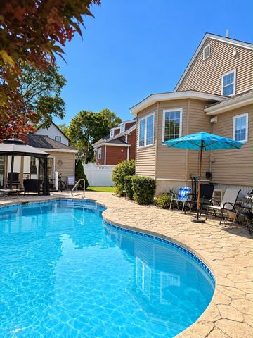 7 Hayden Rd, Saugus, MA 01906