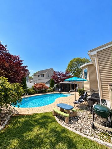 7 Hayden Rd, Saugus, MA 01906
