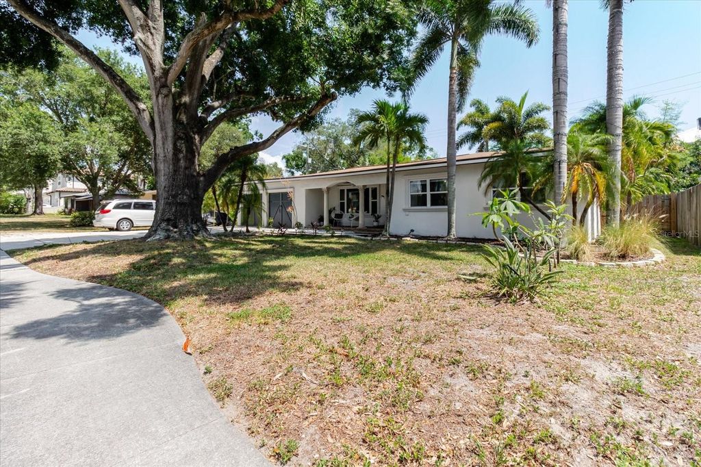 Image 12 of property listing at 3138 W EUCLID AVENUE, Tampa, FL 33629