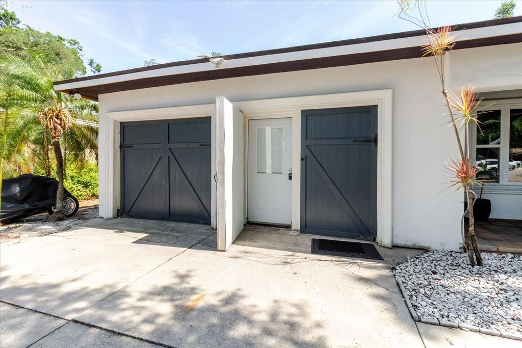 Image 13 of property listing at 3138 W EUCLID AVENUE, Tampa, FL 33629