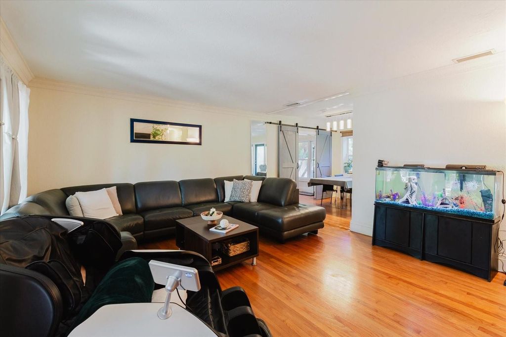 Image 16 of property listing at 3138 W EUCLID AVENUE, Tampa, FL 33629