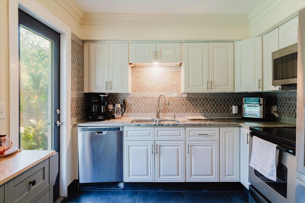 Image 22 of property listing at 3138 W EUCLID AVENUE, Tampa, FL 33629