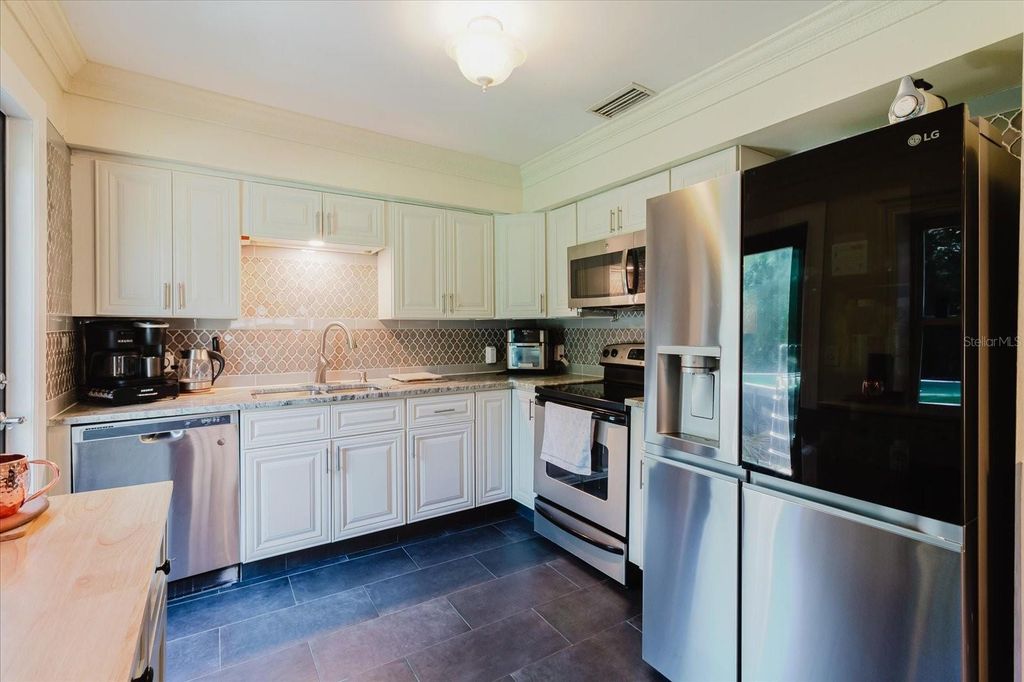 Image 23 of property listing at 3138 W EUCLID AVENUE, Tampa, FL 33629