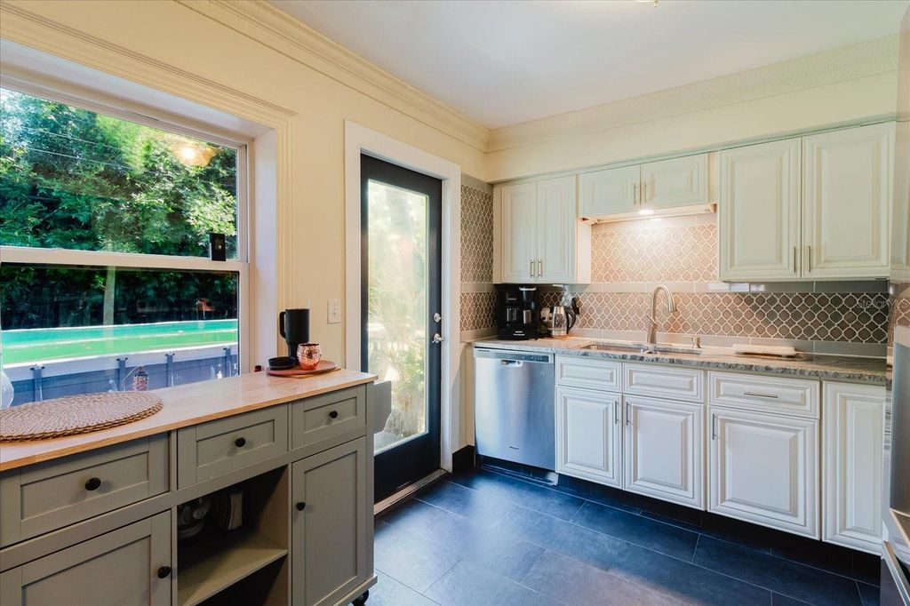 Image 24 of property listing at 3138 W EUCLID AVENUE, Tampa, FL 33629