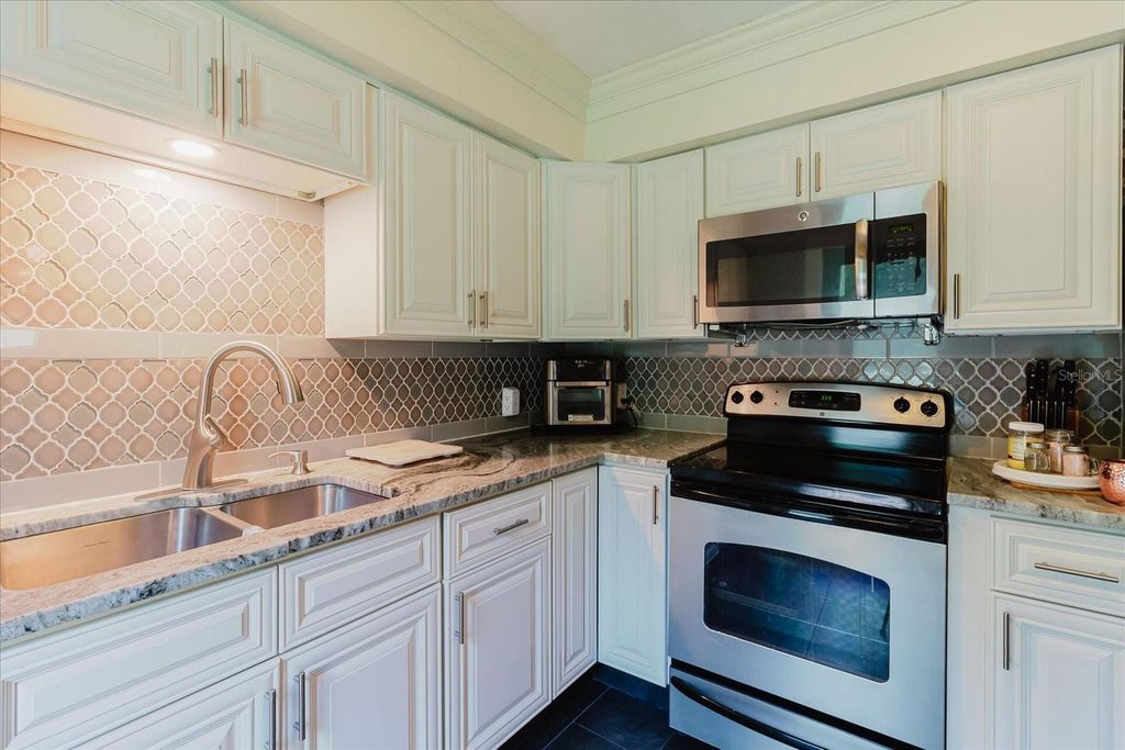 Image 27 of property listing at 3138 W EUCLID AVENUE, Tampa, FL 33629