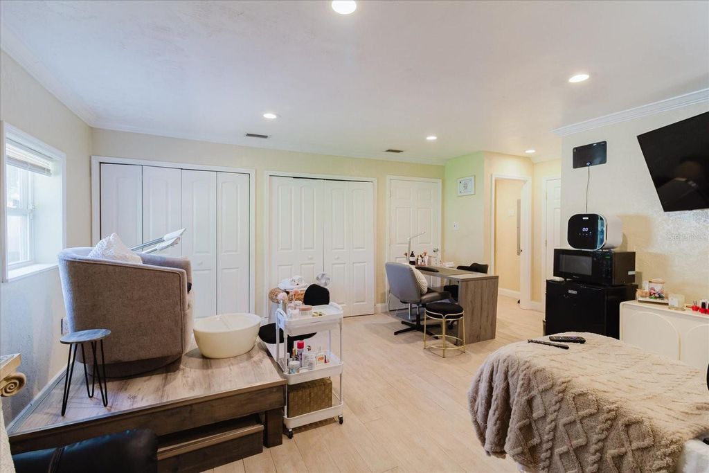 Image 57 of property listing at 3138 W EUCLID AVENUE, Tampa, FL 33629