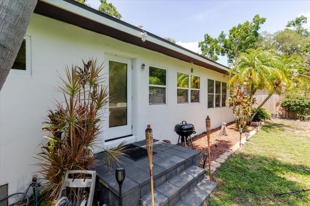Image 60 of property listing at 3138 W EUCLID AVENUE, Tampa, FL 33629