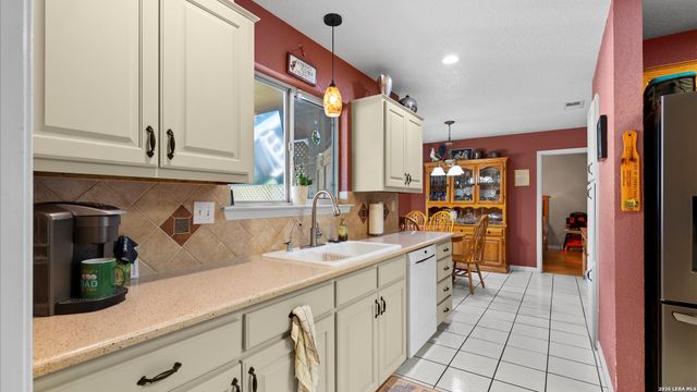 909 QUEENS DR, New Braunfels, TX 78130