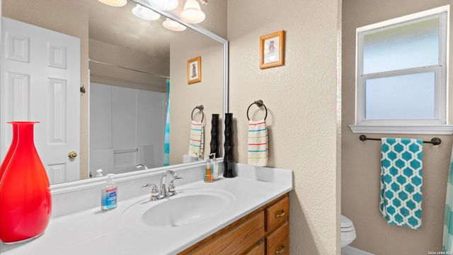 909 QUEENS DR, New Braunfels, TX 78130