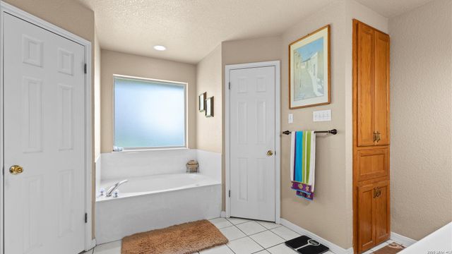 909 QUEENS DR, New Braunfels, TX 78130