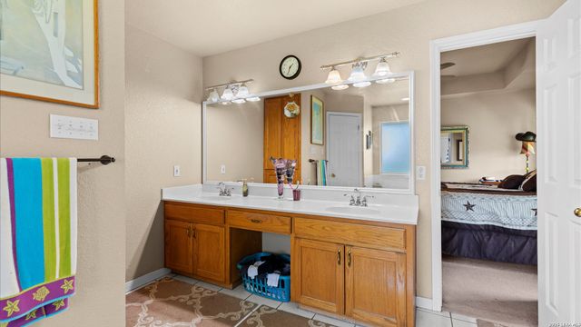 909 QUEENS DR, New Braunfels, TX 78130