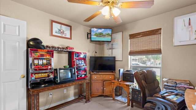 909 QUEENS DR, New Braunfels, TX 78130
