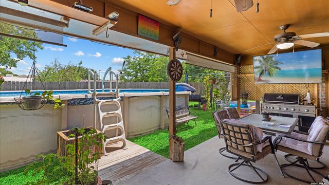 909 QUEENS DR, New Braunfels, TX 78130