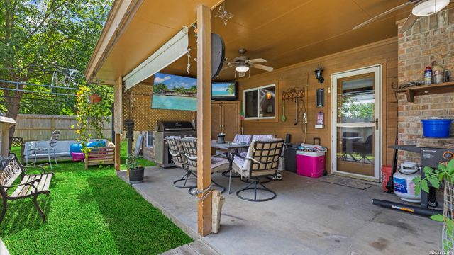 909 QUEENS DR, New Braunfels, TX 78130