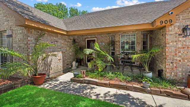 909 QUEENS DR, New Braunfels, TX 78130