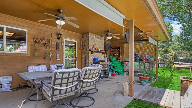 909 QUEENS DR, New Braunfels, TX 78130