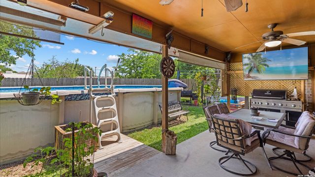 909 QUEENS DR, New Braunfels, TX 78130