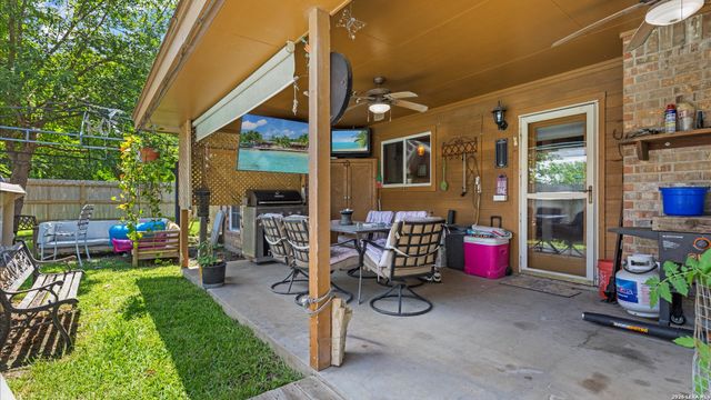 909 QUEENS DR, New Braunfels, TX 78130