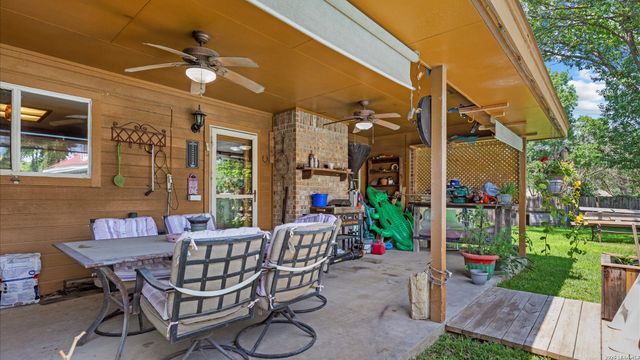 909 QUEENS DR, New Braunfels, TX 78130