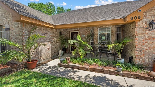 909 QUEENS DR, New Braunfels, TX 78130