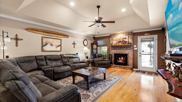 909 QUEENS DR, New Braunfels, TX 78130