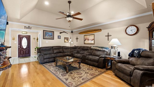 909 QUEENS DR, New Braunfels, TX 78130