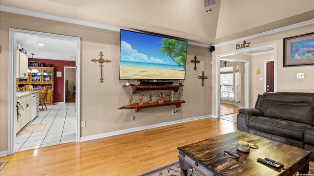 909 QUEENS DR, New Braunfels, TX 78130
