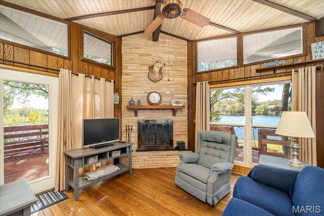 150 N Lake Drive, Leslie, MO 63056