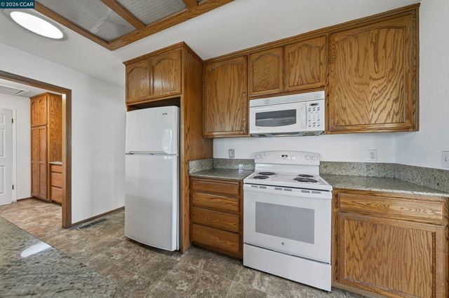 15420 Rumsey Rd, Clearlake, CA 95422