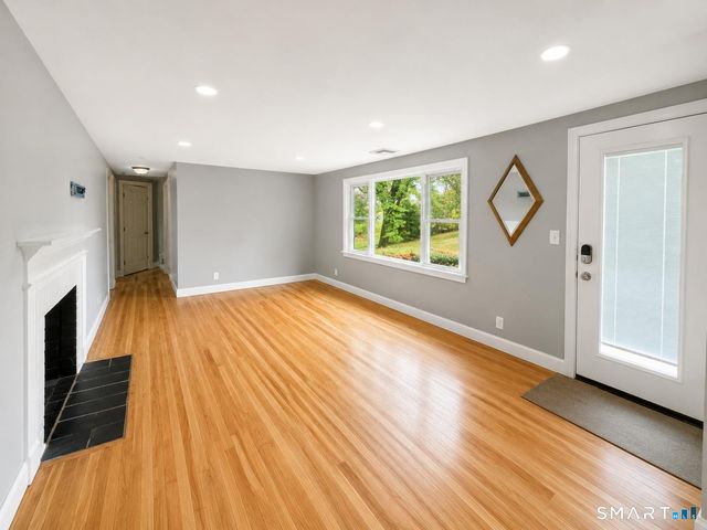 29 Barry Lane, Simsbury, CT 06070