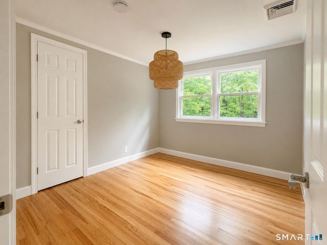 29 Barry Lane, Simsbury, CT 06070