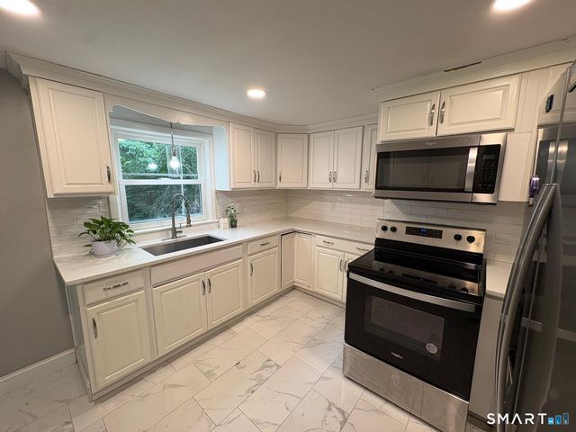29 Barry Lane, Simsbury, CT 06070