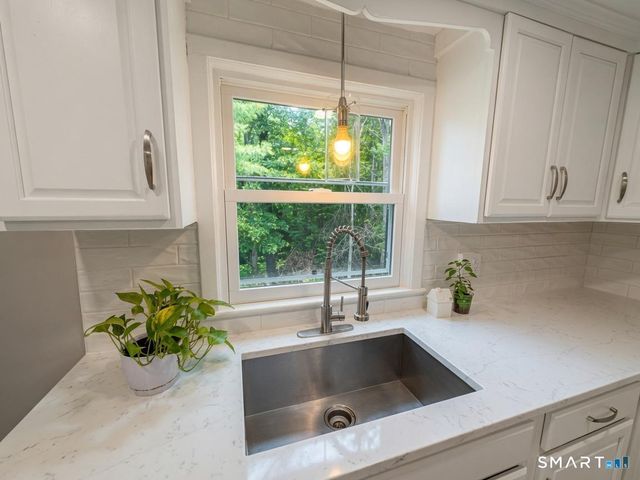 29 Barry Lane, Simsbury, CT 06070