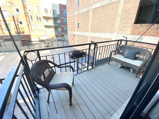 1250 W Van Buren Street 208, Chicago, IL 60607