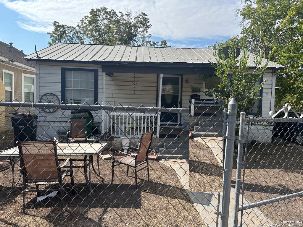 2214 W Cesar E Chavez, San Antonio, TX 78207