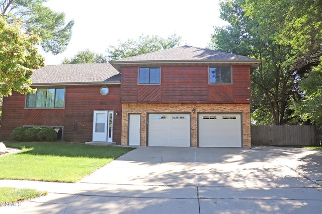 2917 Stetson Drive, Bismarck, ND 58503 property photo