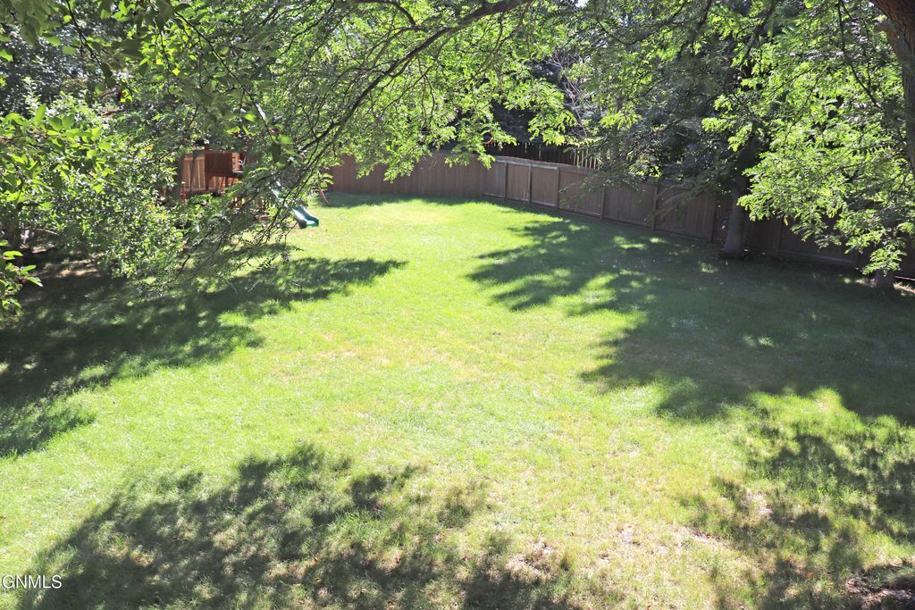 2917 Stetson Drive, Bismarck, ND 58503 photo 2