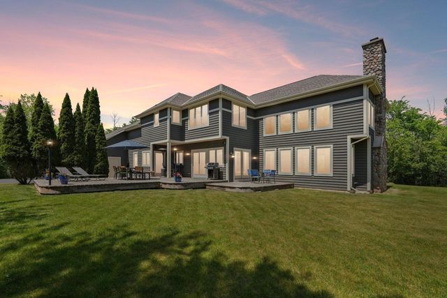 12302 N Madero DRIVE, Mequon, WI 53092