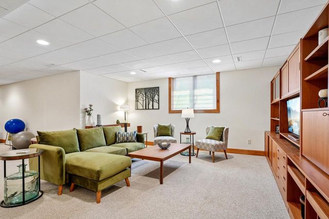 12302 N Madero DRIVE, Mequon, WI 53092